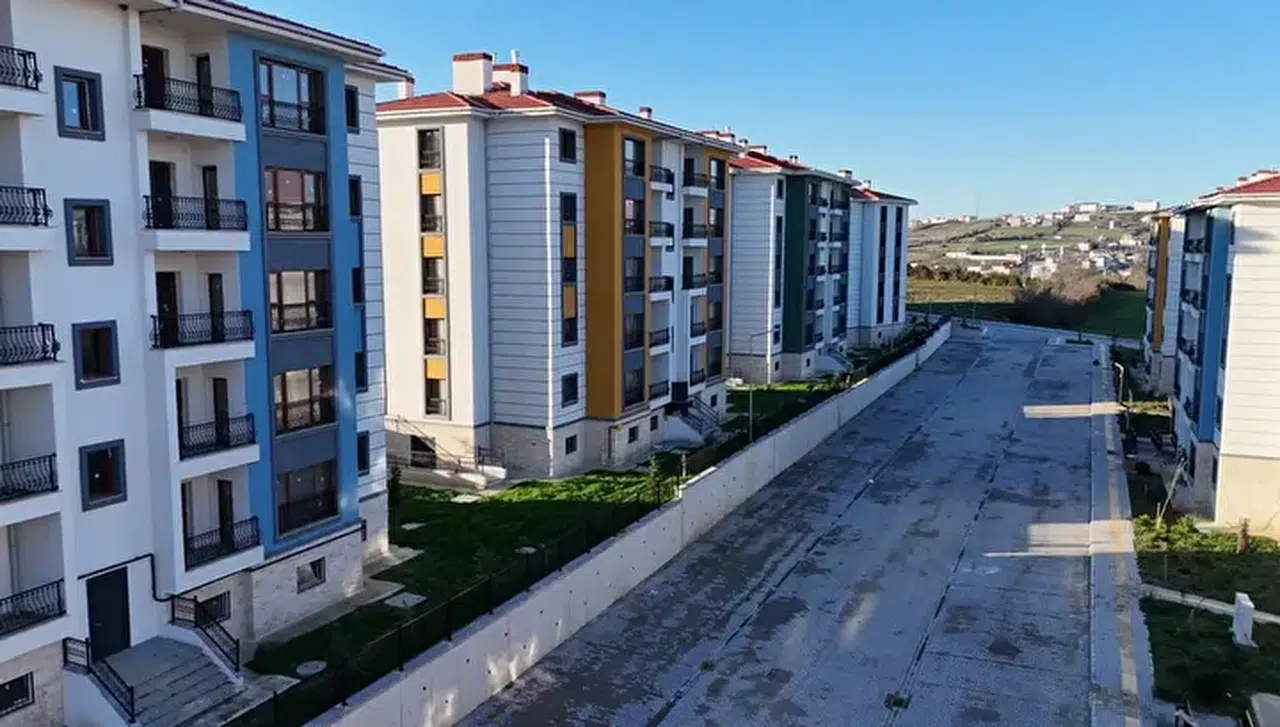 DEPREM KONUTLARI 2026 TAKSİT TUTAR LİSTESİ! Deprem Konut Fiyatları Ne Kadar, Aylık Taksit Kaç Lira, Peşin Ödeme İndirimi Ne Kadar, Köy Evi Taksitleri Kaç TL?