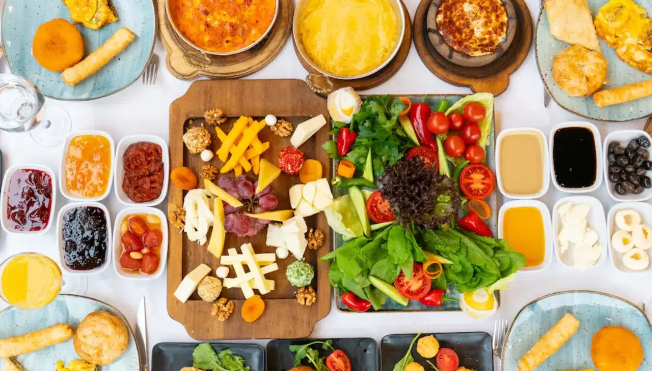 AYDIN KAHVALTI MEKANLARI LİSTESİ (2026)! En Güzel Yerler Neresi, Serpme Kahvaltı Fiyatları Kaç Tl, En Uygun Mekanlar Neresi?