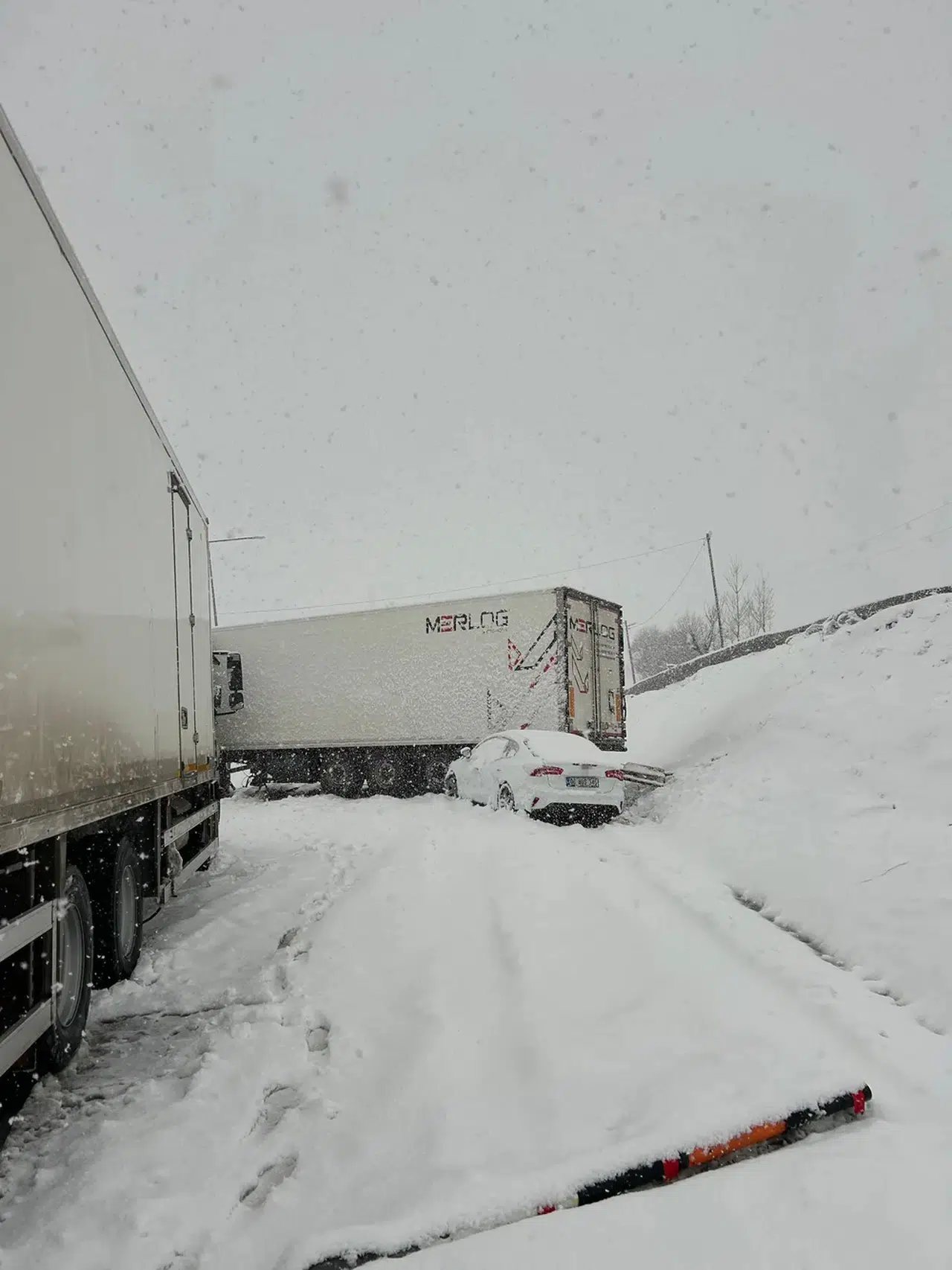Yollar buz tuttu, kontrol kayboldu: Bitlis'te 4 tır ve 2 otomobil refüje savruldu!
