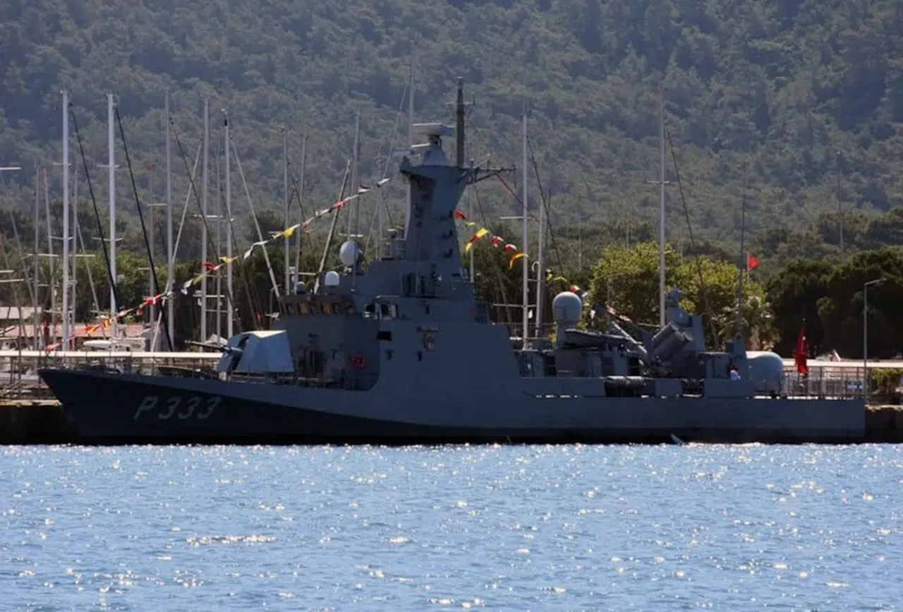 İstanbul Boğazı'nda Bayram Coşkusu: TCG Barbaros Fırkateyni