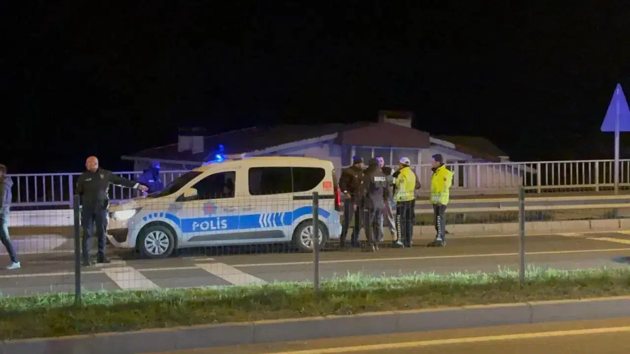 Ereğli'de polisten kaçan alkollü sürücü ekip aracına çarptı!