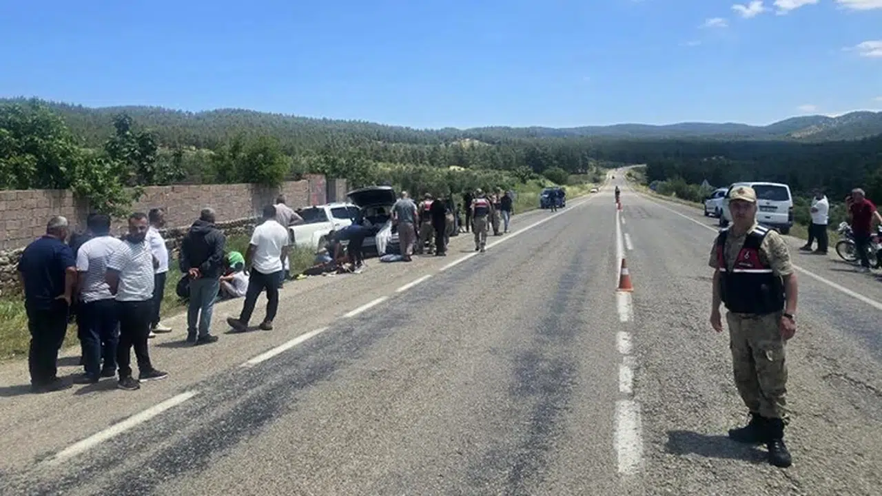 Kilis'te feci kaza: Pikap ile otomobil çarpıştı, çok sayıda yaralı var!