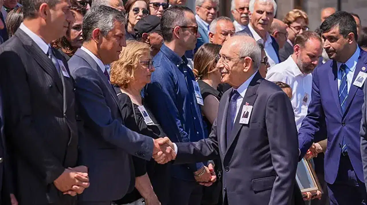 Meclis’te süpriz karşılaşma: Kılıçdaroğlu ve Özel tokalaştı ama buzlar eridi mi?