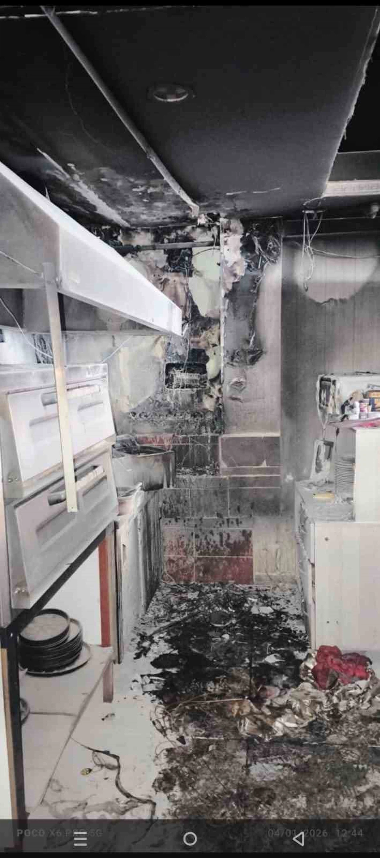 Bitlis’te bir kıvılcım her şeyi bitirdi: Alevler restoranı sardı geriye külleri kaldı!