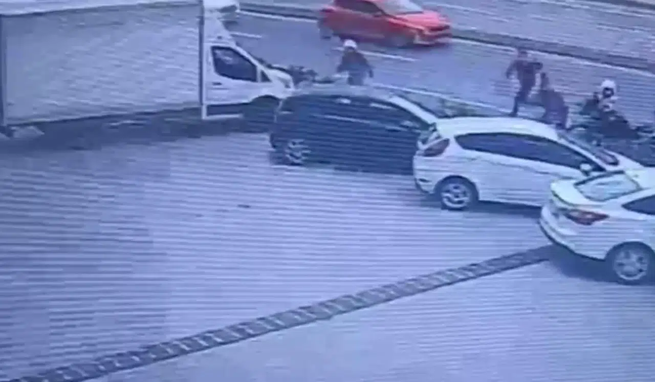 Küçükçekmece'de polisten kaçan şüphelinin üzerinden uyuşturucu çıktı