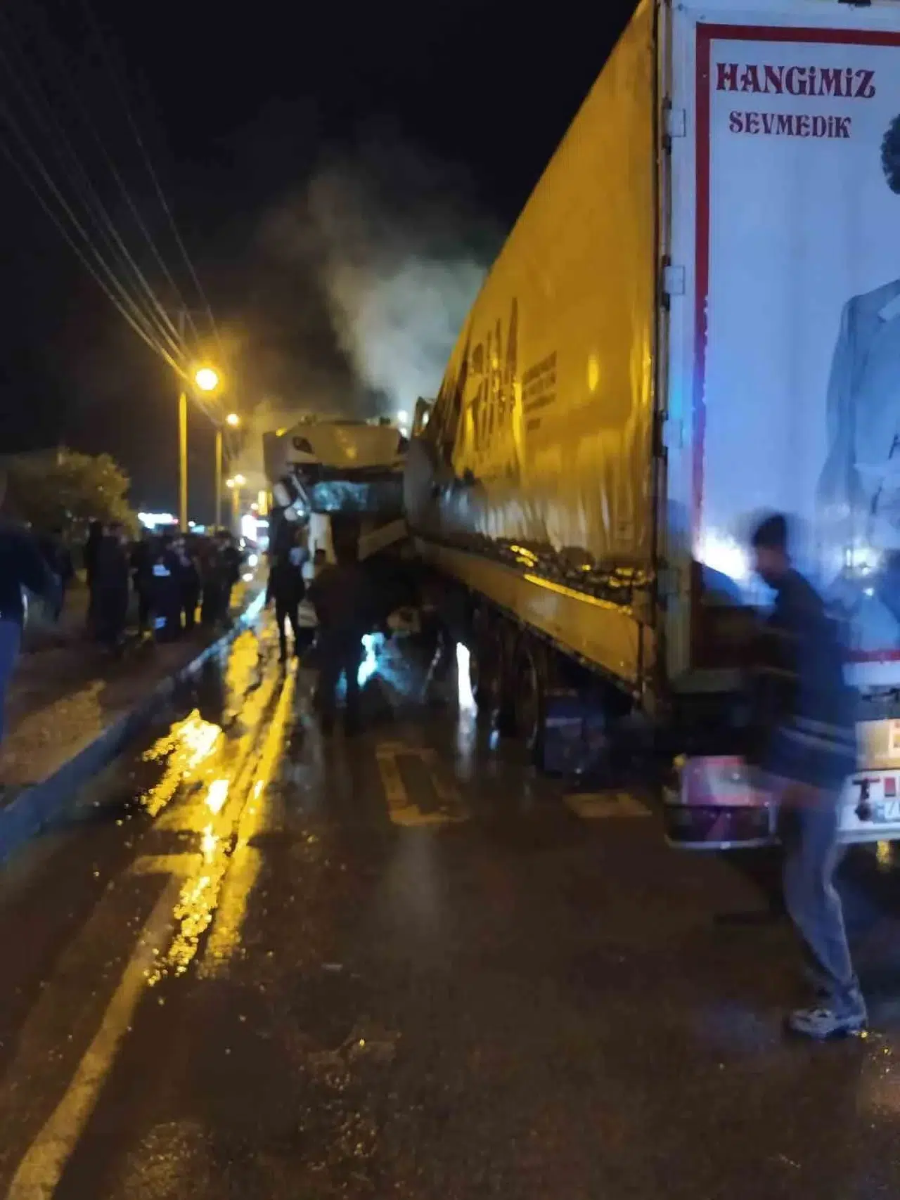 Bitlis'te iki tır kafa kafaya çarpıştı: 2 yaralı