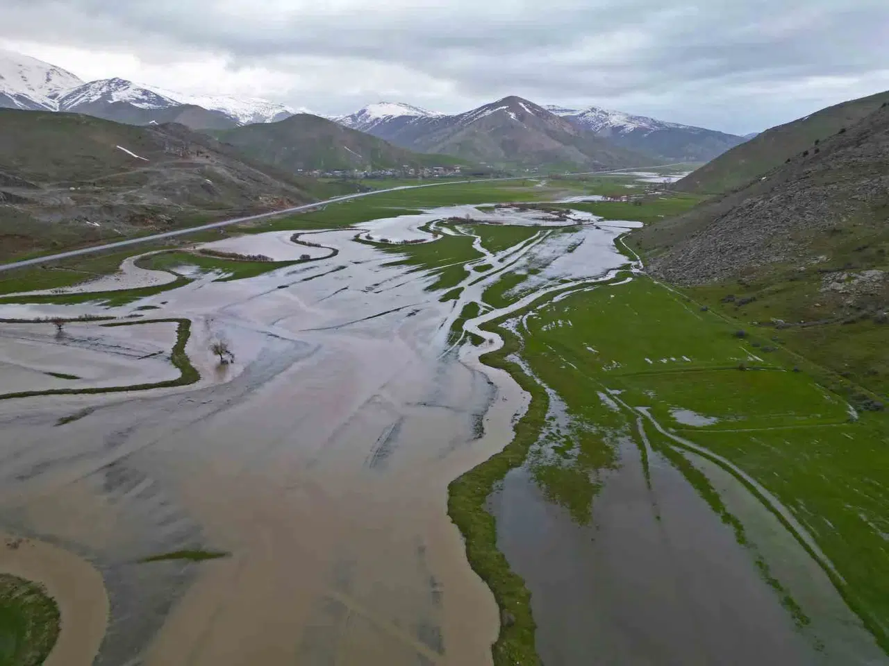 Bitlis’te doğa tersine döndü: Güzeldere Menderesleri dev bir göle dönüştü