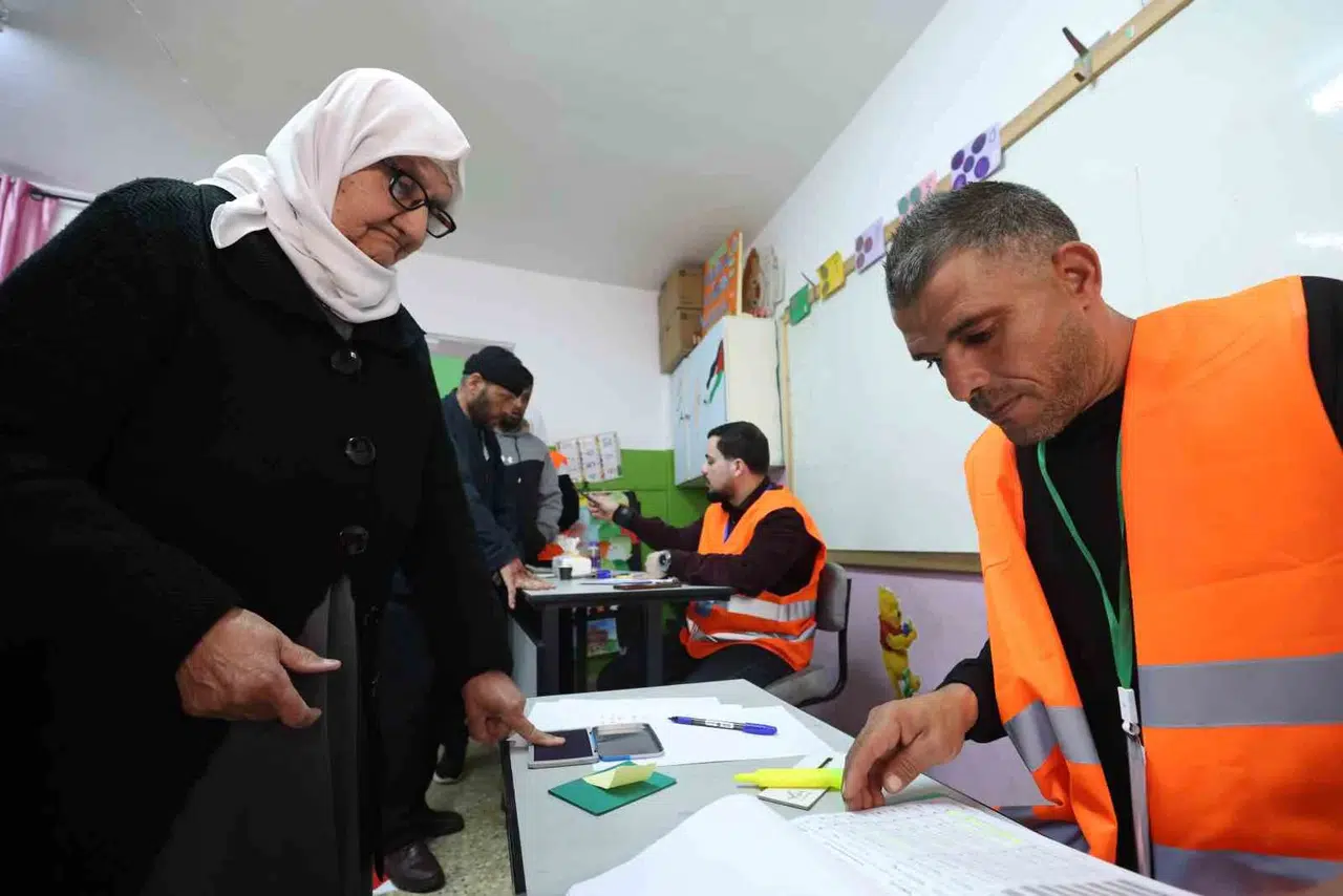 Sandık başında kritik sınav: Abbas yanlısı listeler Batı Şeria'da hakimiyetini korudu