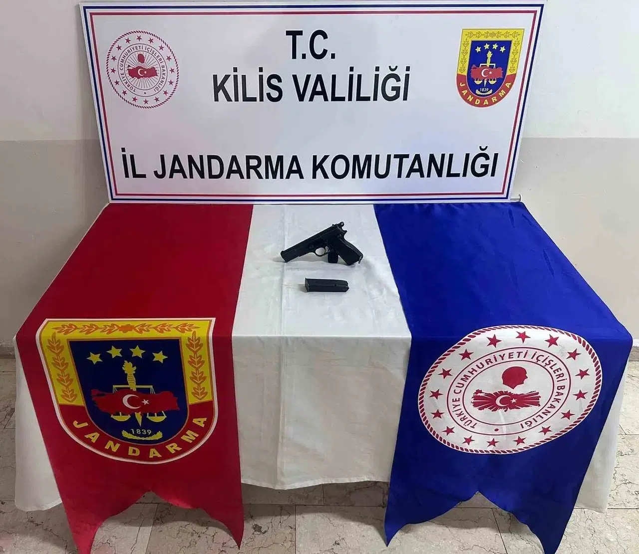 Kilis'te jandarma operasyonu: Tarihi eser kaçakçılığına ve ruhsatsız silaha geçit yok