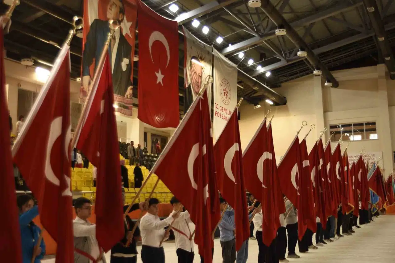 Bitlis’te 23 Nisan coşkusu: Eğitim yuvalarına yapılan saldırılara sert tepki