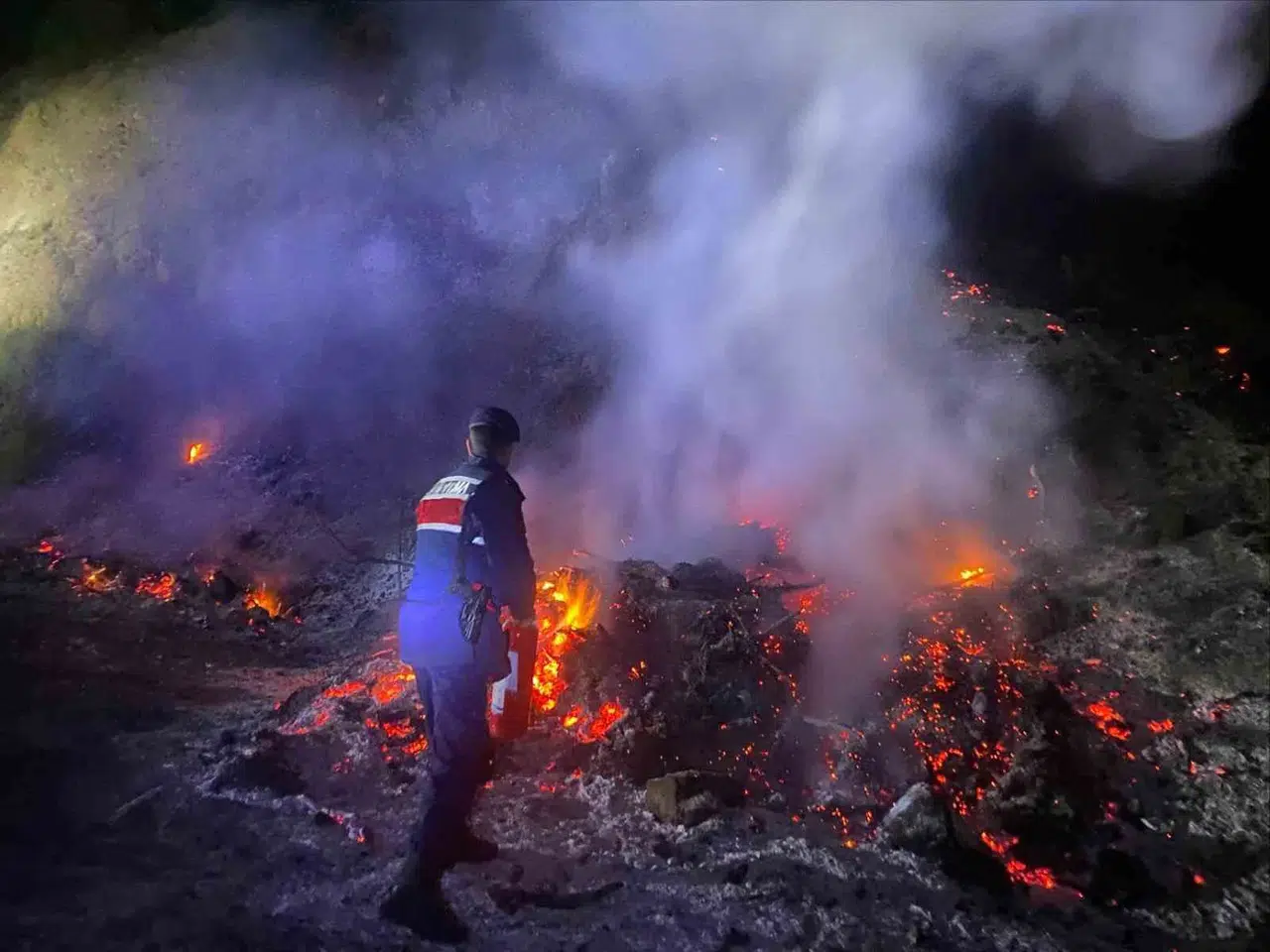 Bilecik’te gece yarısı korkutan alevler: Ekipler zamanla yarıştı - Yeni ...