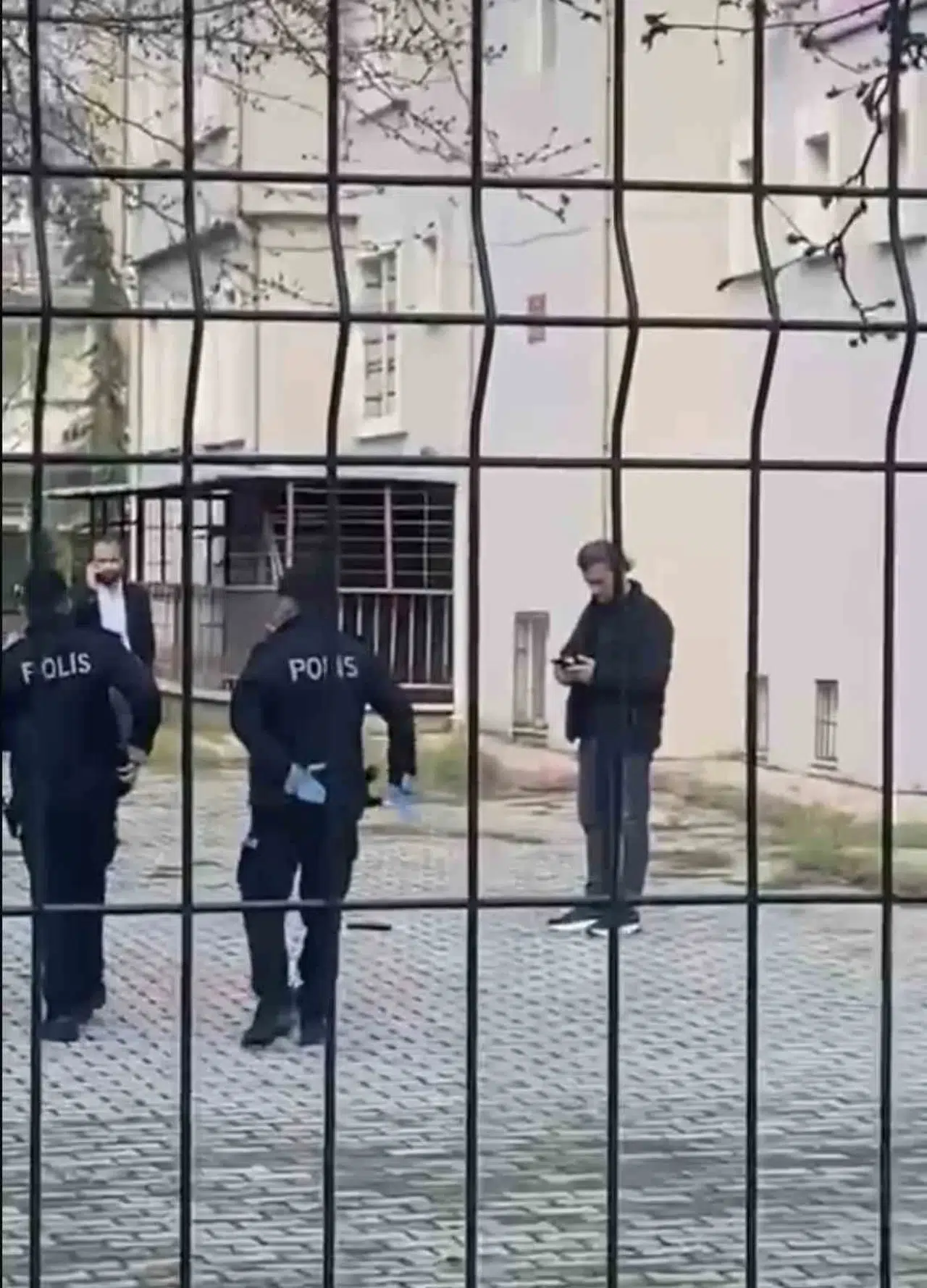 Polisten kaçarken dehşet saçtı: Okul bahçesine bıraktığı silahı müdür fark etti