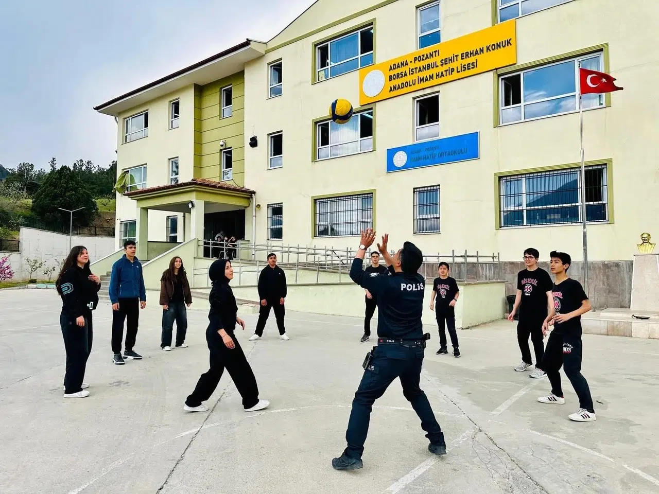 Saha kenarından voleybol maçına: Pozantı’da polisten gençlere unutulmaz jest