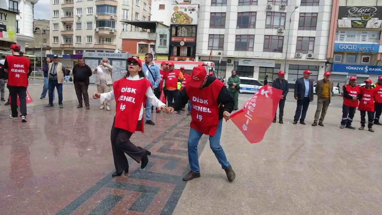 Kilis’te 1 Mayıs coşkusu: Cumhuriyet Meydanı halaylarla inledi