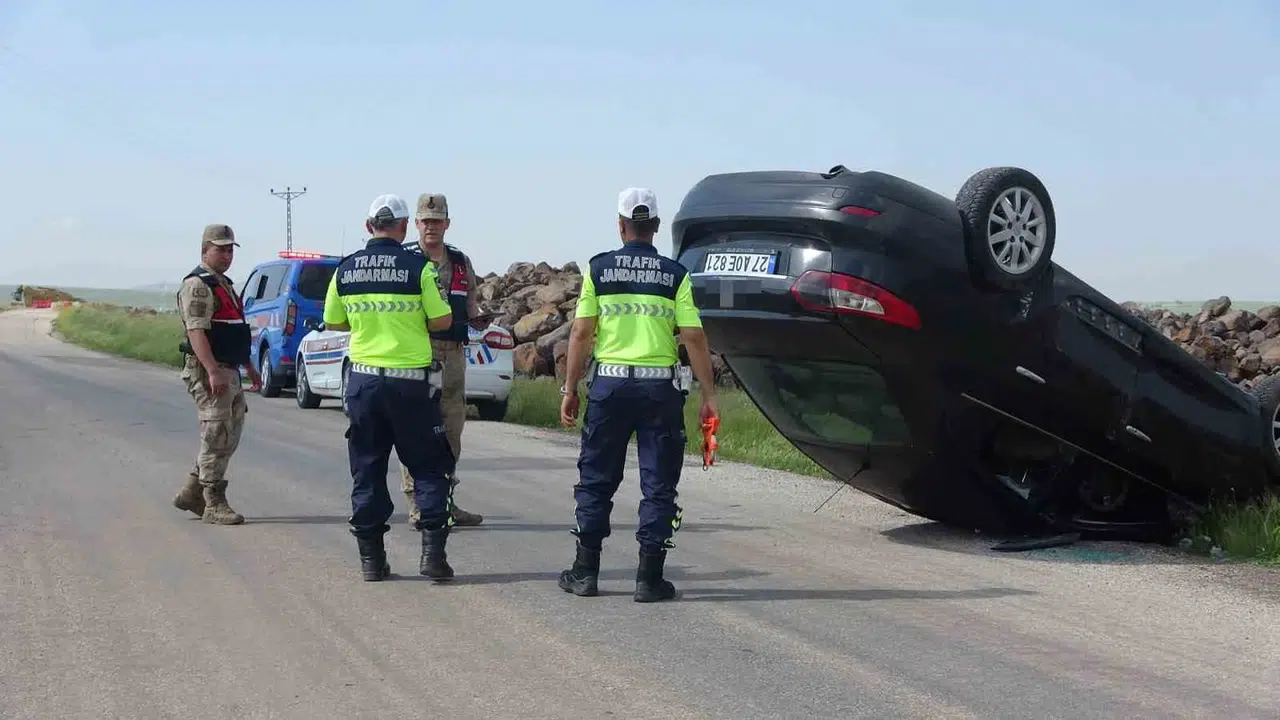 Kilis'te dehşet anları: Kontrolden çıkan araç hurdaya döndü, 5 kişi hastanelik oldu