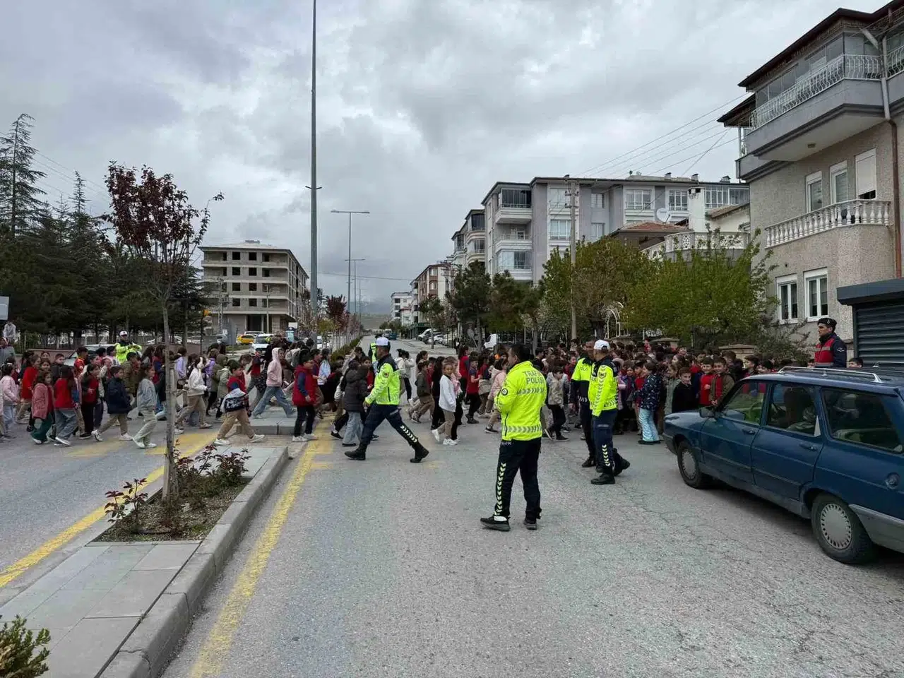 Minik öğrencilere trafik dersi: Jandarma ve polisten sahada tam destek