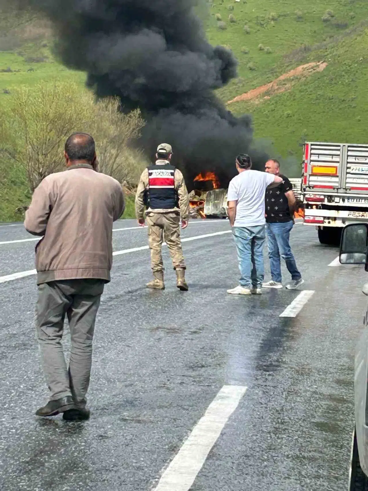 Bitlis'te dehşet anları: İki sürücü alev topuna dönen araçlarda can verdi