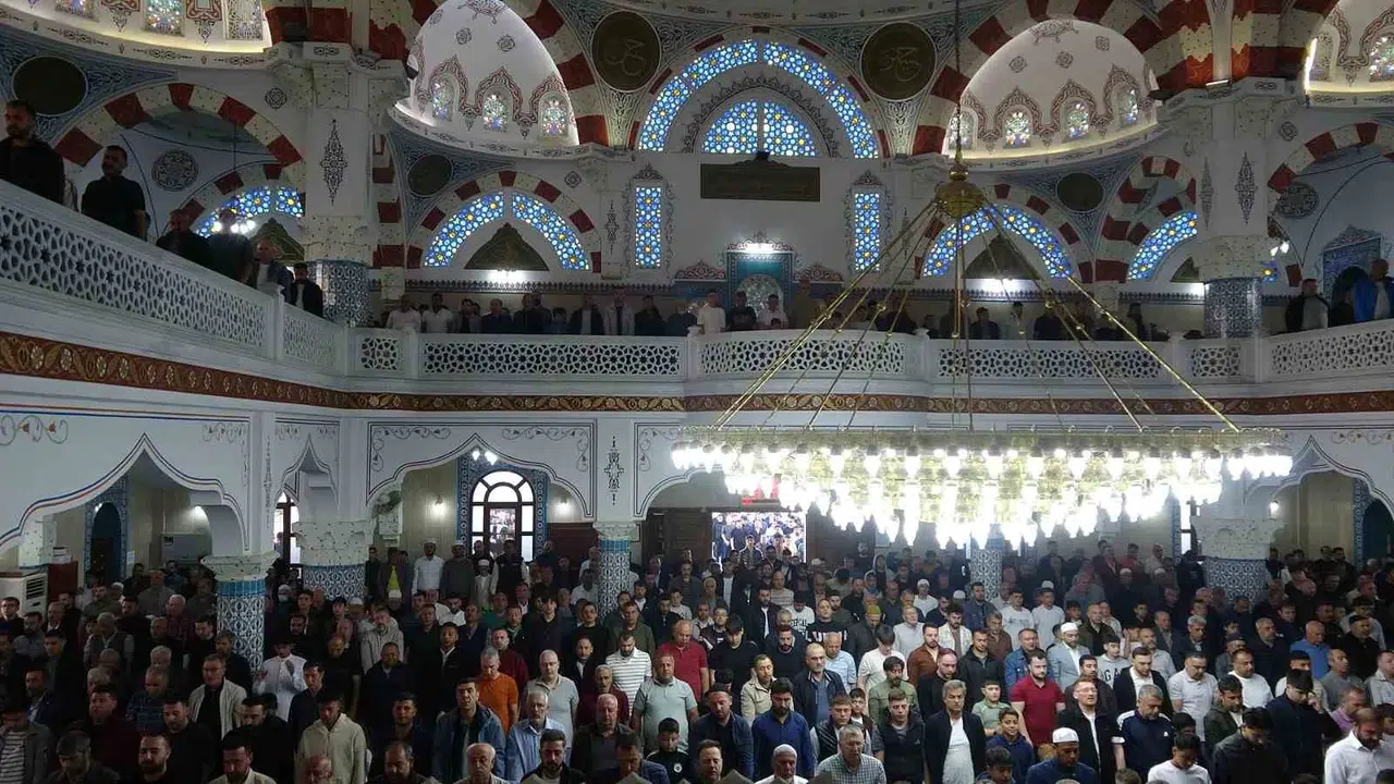 Kilis’te bayram sabahı: Camilerde birlik ve beraberlik tablosu