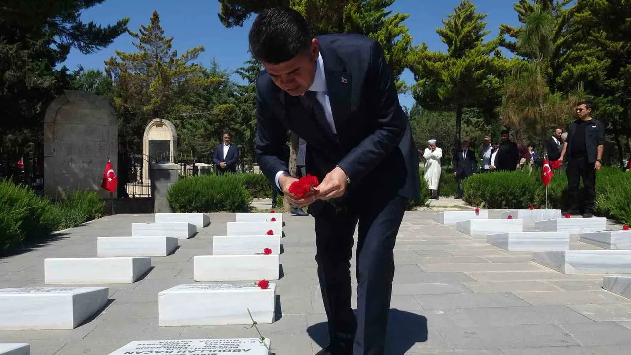 Kilis’te bayramın manevi iklimi şehitlikte başladı: Vali Kalaylı’dan duygusal ziyaret