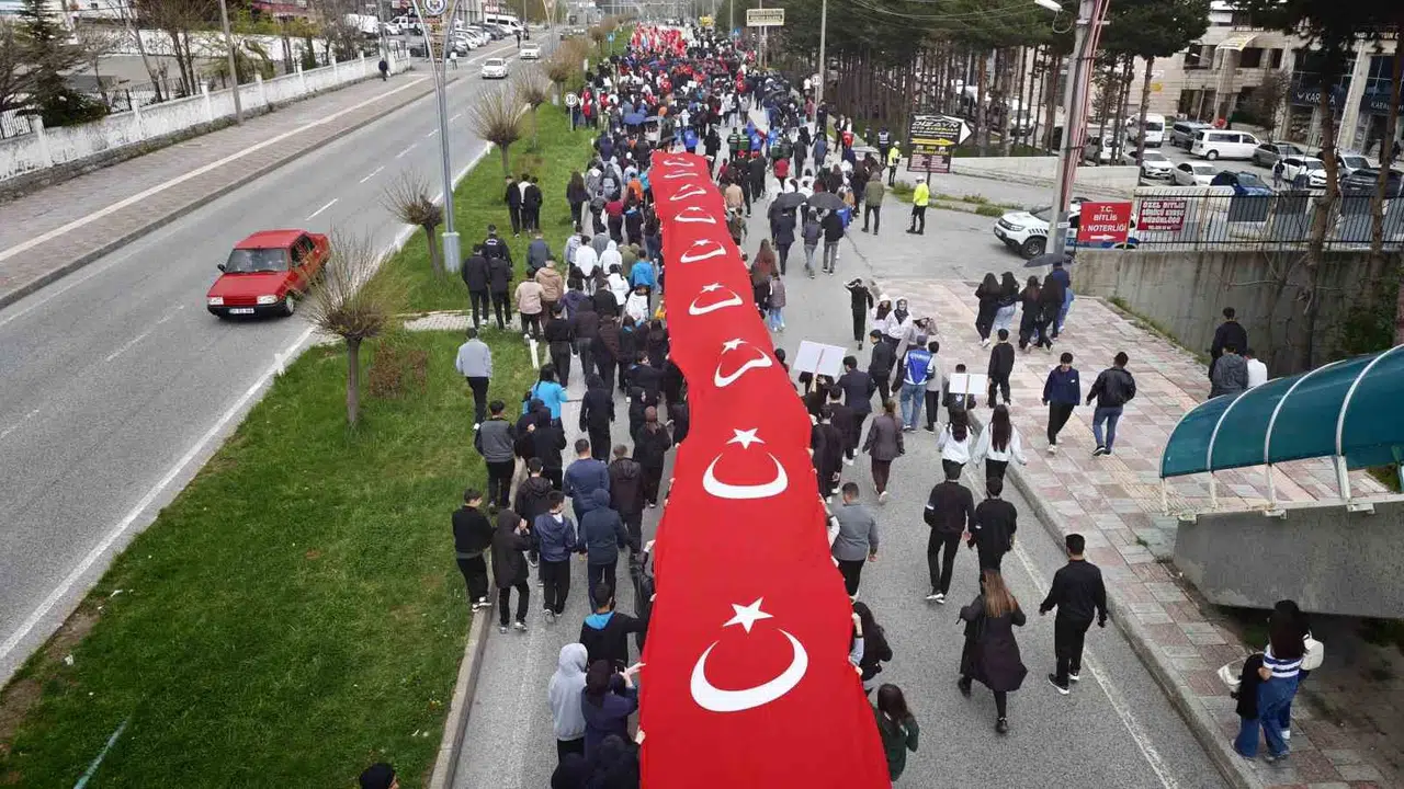 Bitlis’te yağmura rağmen sönmeyen 19 Mayıs ateşi: 50 metrelik bayrakla yürüyüş