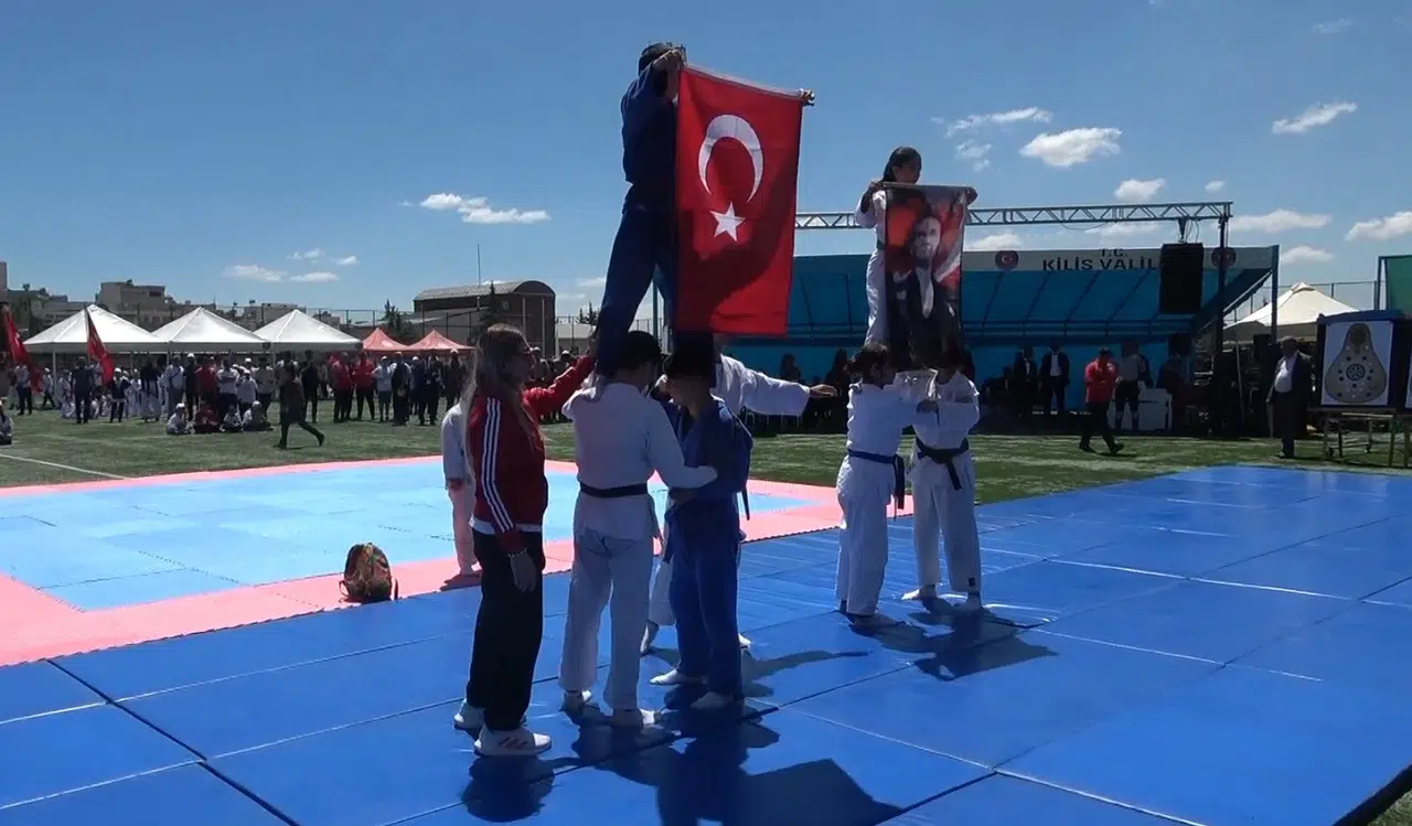 Kilis’te nefes kesen anlar: İnsan piramidinden yükselen şanlı bayrak