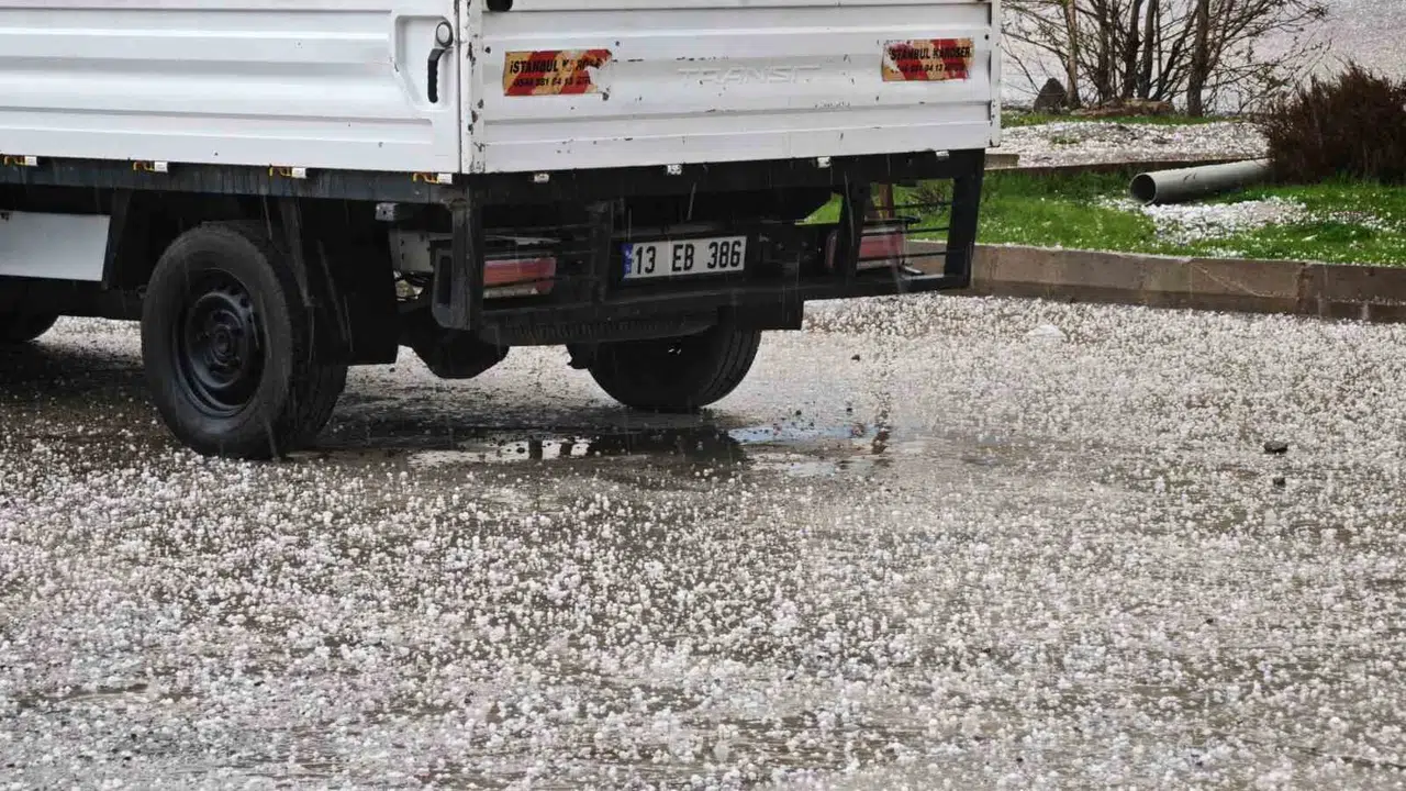 Bitlis’te hayat durma noktasına geldi: Gökyüzü bir anda beyaza büründü