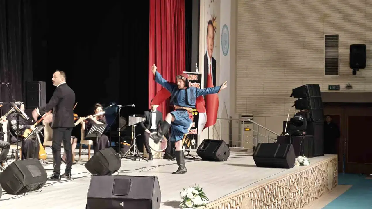 Tebeşiri bıraktılar, enstrümanları ellerine aldılar: Bitlis’te öğretmenlerden sanat şöleni