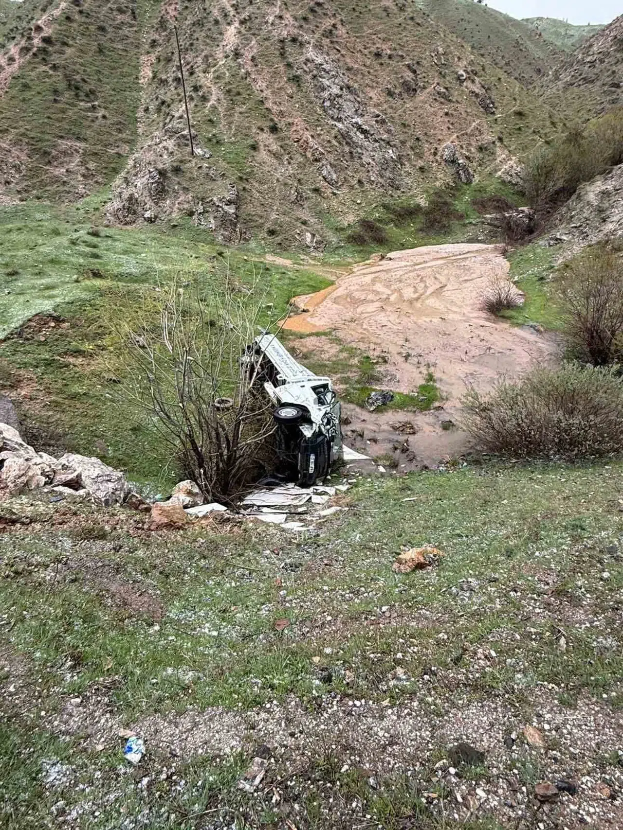 Bitlis’te direksiyon başında korku dolu anlar: Kontrolden çıkan otomobil şarampole yuvarlandı