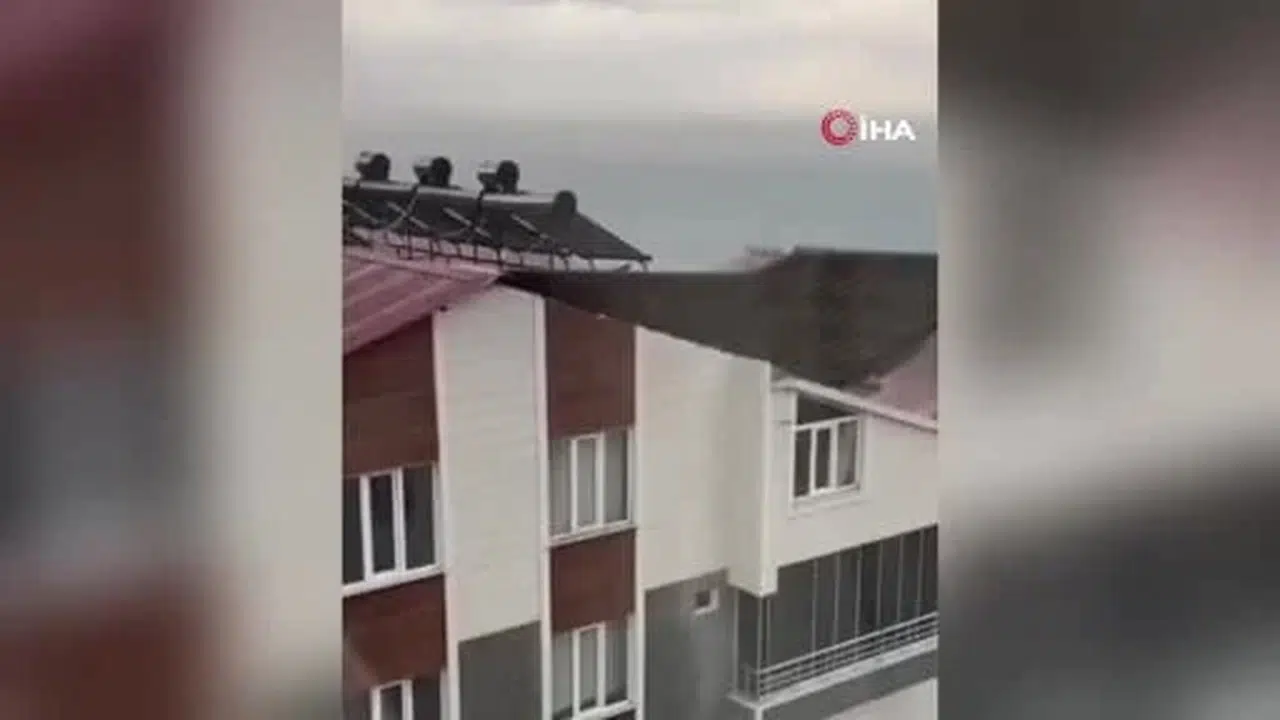 Bitlis'te öğle saatlerinde dolu ve fırtına etkili oldu