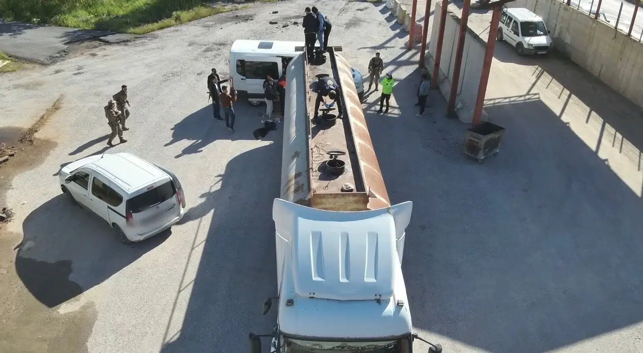 Yakıt tankeri dehşeti: Bitlis'te 30 kişi havasız ortamdan son anda kurtarıldı