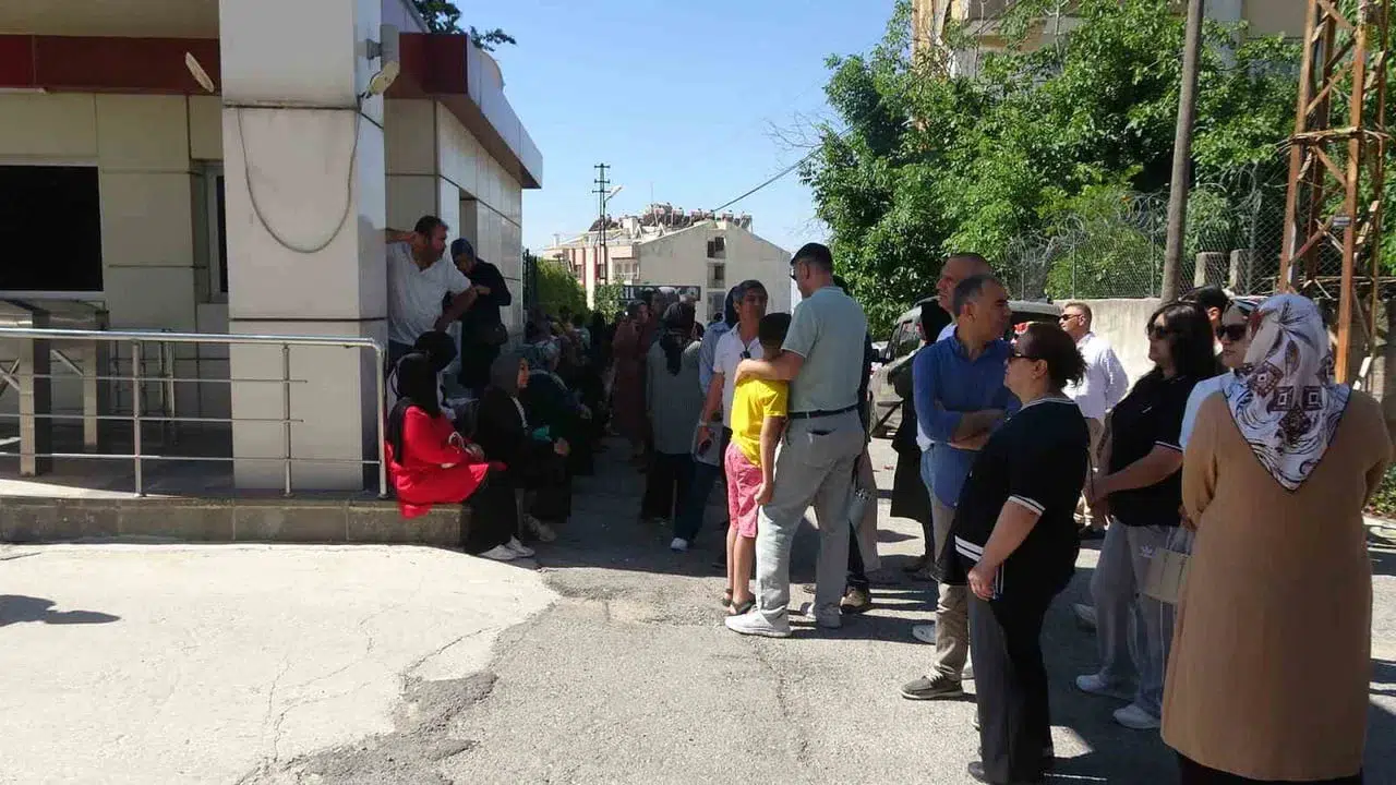Kilis'te YKS'ye geç kalan adaya trafik polislerinin yardımı