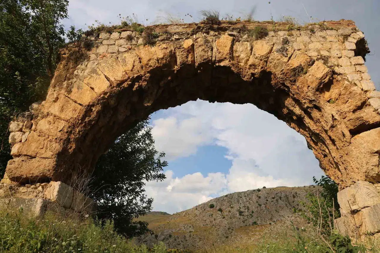 UNESCO listesindeki anavarza antik kenti ziyaretçilerini ağırlıyor