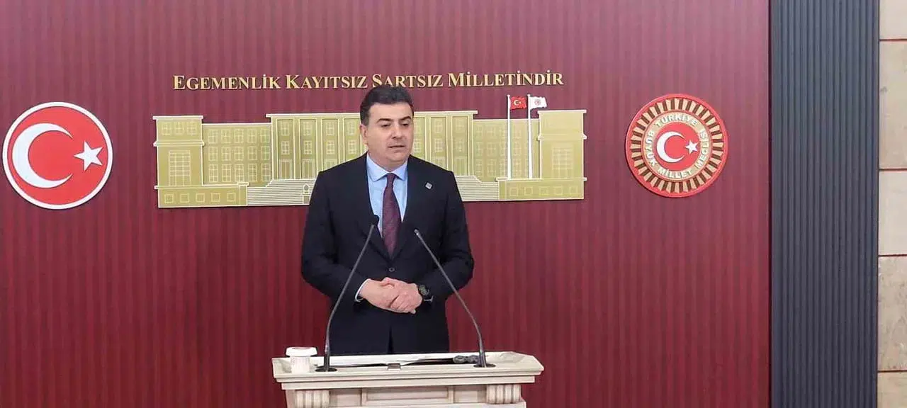Özgür özel ekibi meclis'te grup toplantısı ısrarını sürdürüyor