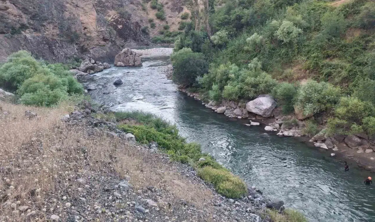 Bitlis’te dereye giren üç kardeşten biri hayatını kaybetti, diğeri babası tarafından kurtarıldı