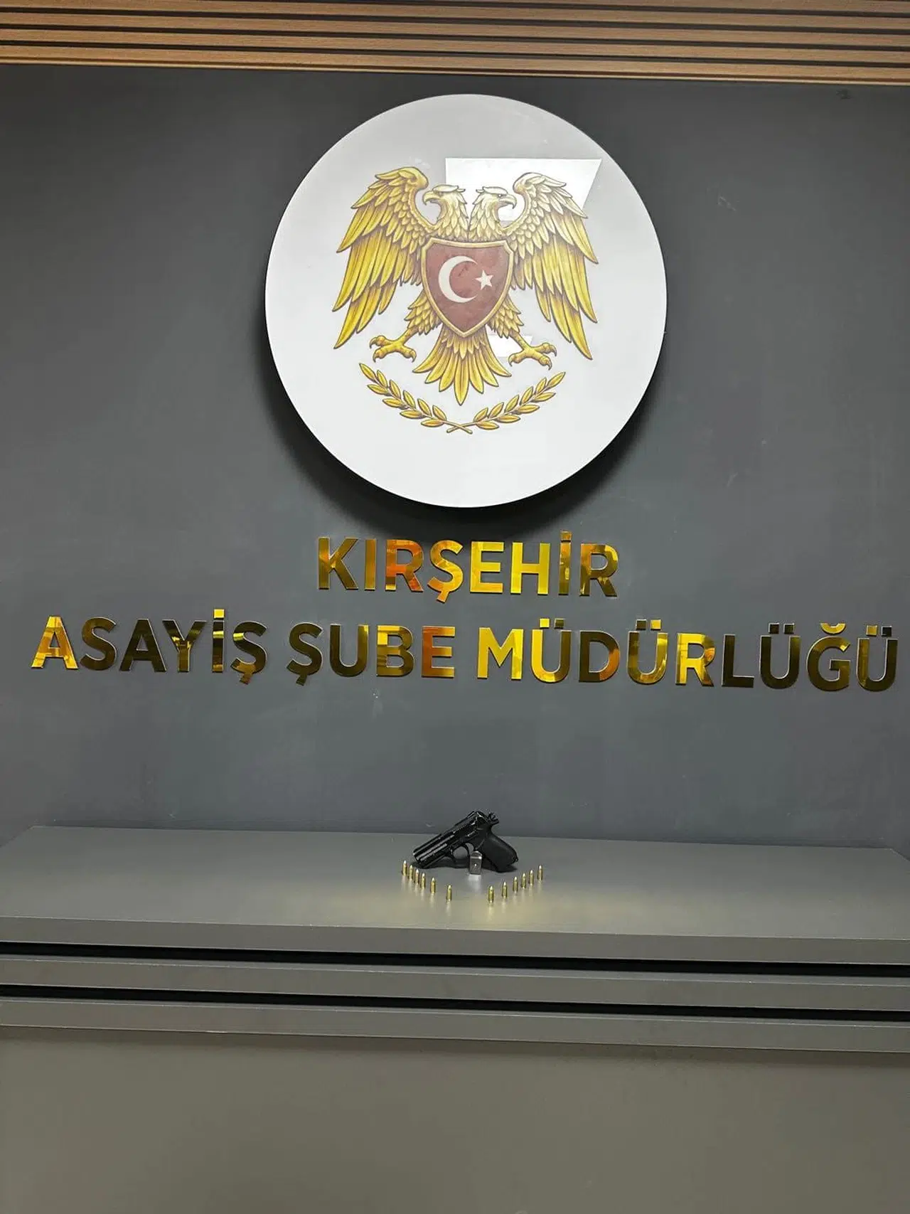 Kırşehir’de polisten suç örgütlerine geçit yok: Şüphelinin üzerinden cephanelik çıktı
