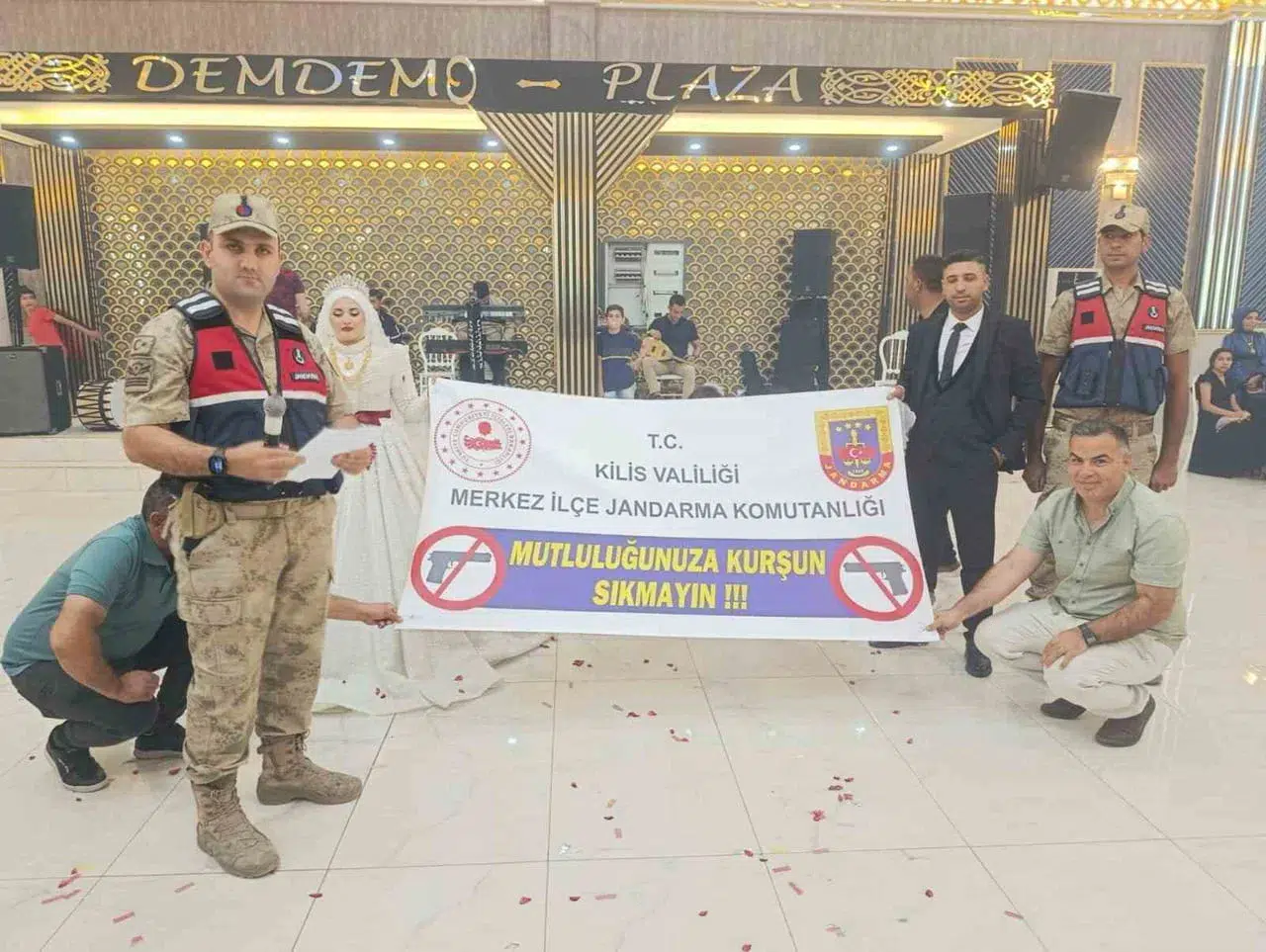 Kilis’te mutluluğunuza kurşun sıkmayın uyarısı
