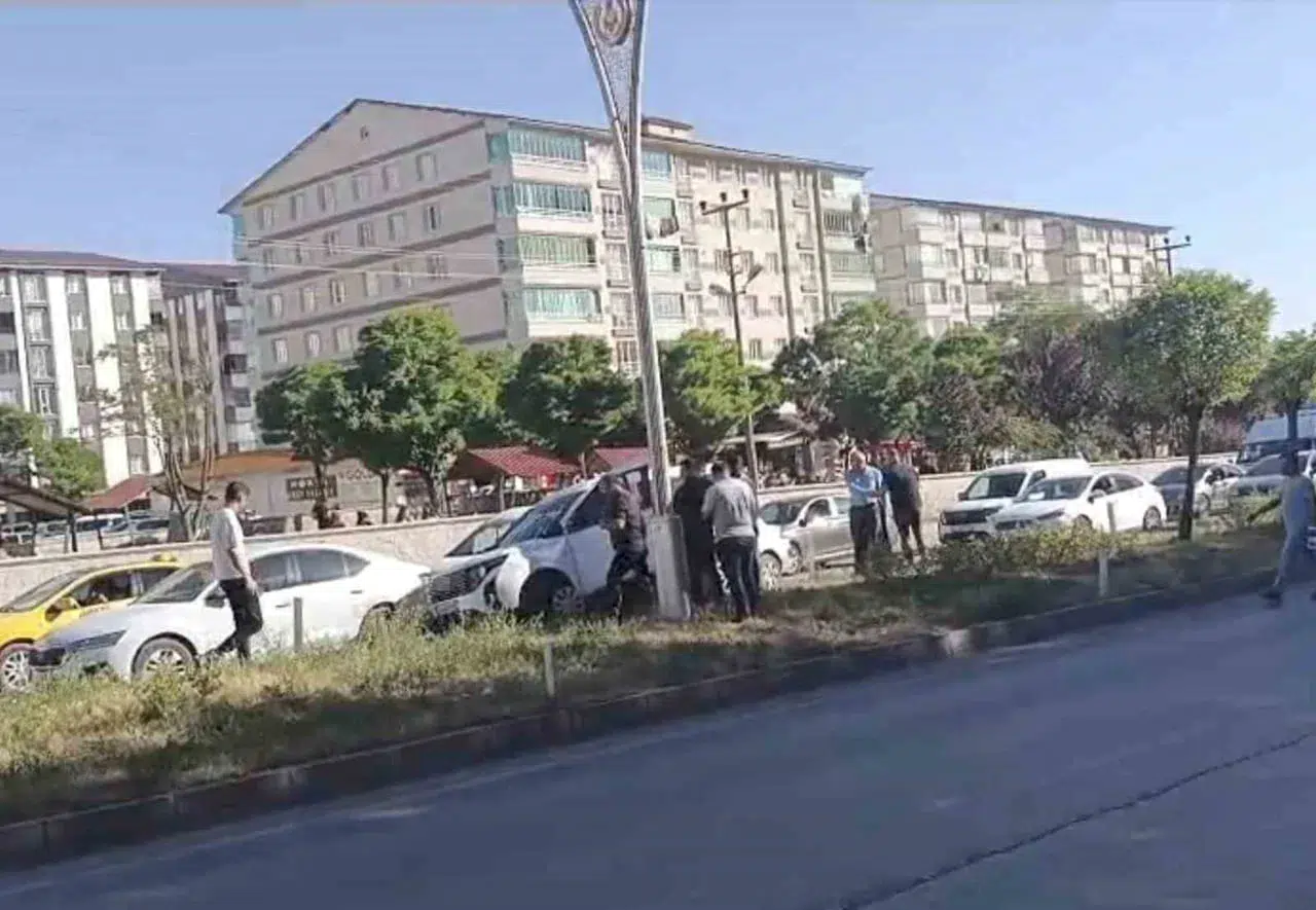 Bitlis'te iki ayrı trafik kazasında 4 kişi yaralandı
