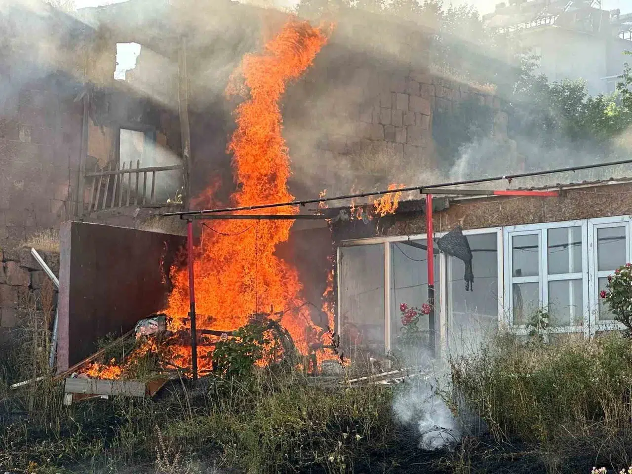 Bitlis’te yangın paniği: Alevler kısa sürede kontrol altına alındı