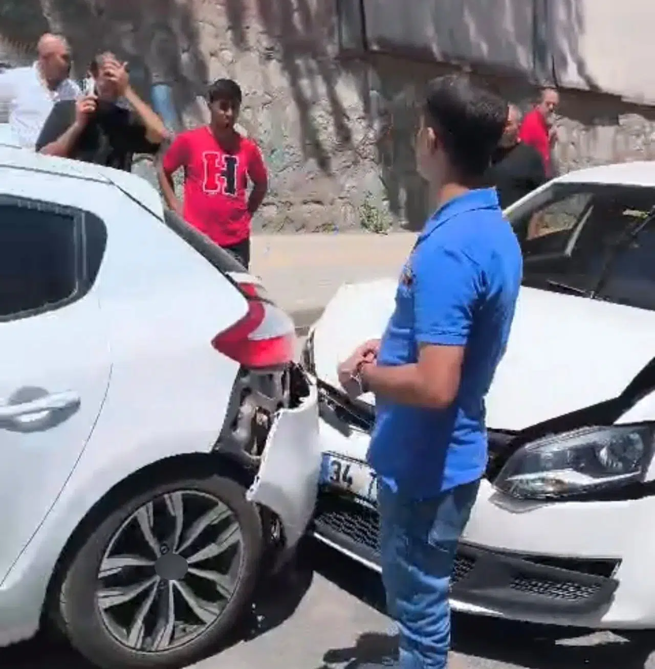 Bitlis'te iki otomobilin çarpıştığı trafik kazası maddi hasarla atlatıldı