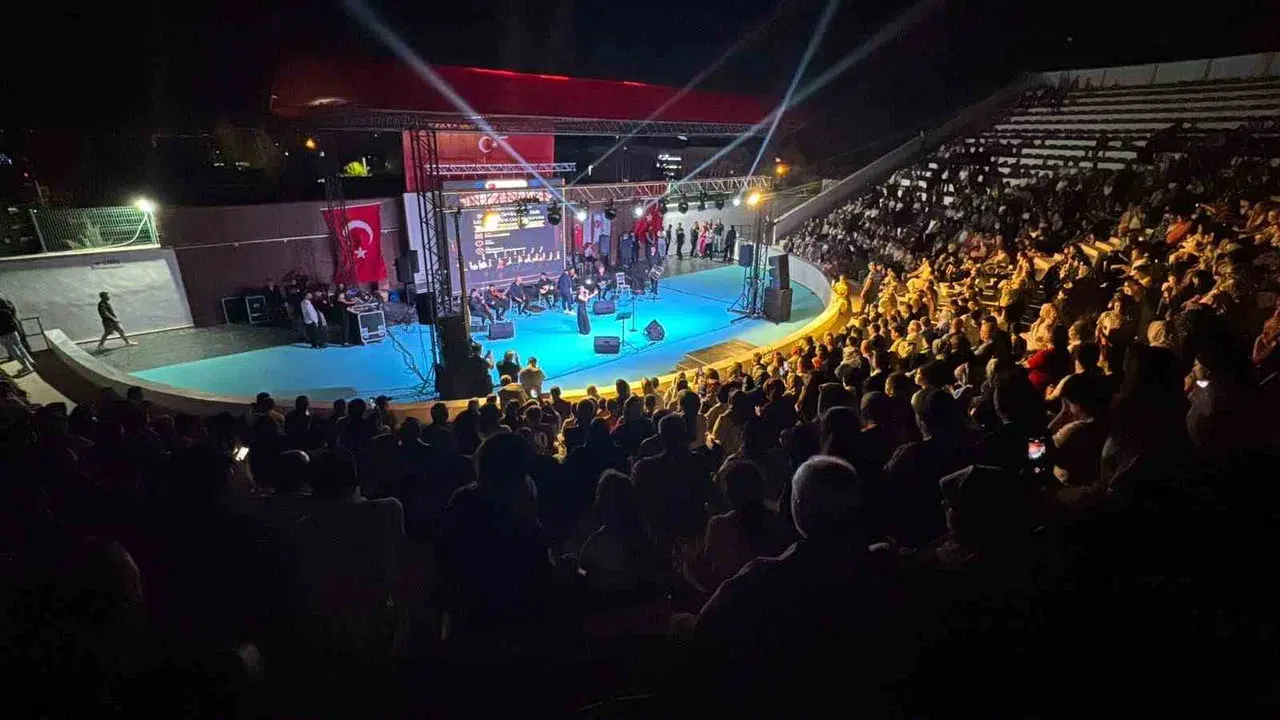 Kilis'te açık hava konserine vatandaşlardan yoğun ilgi