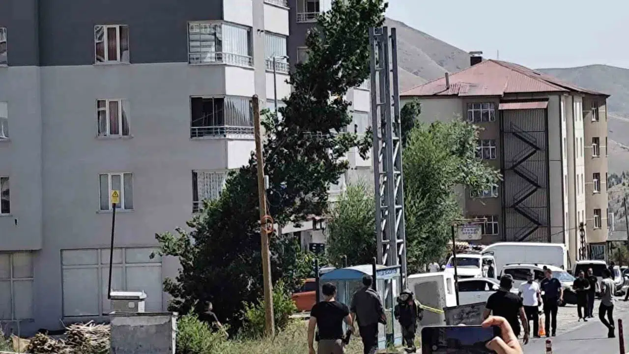 Bitlis’te otobüs durağında şüpheli paket paniği