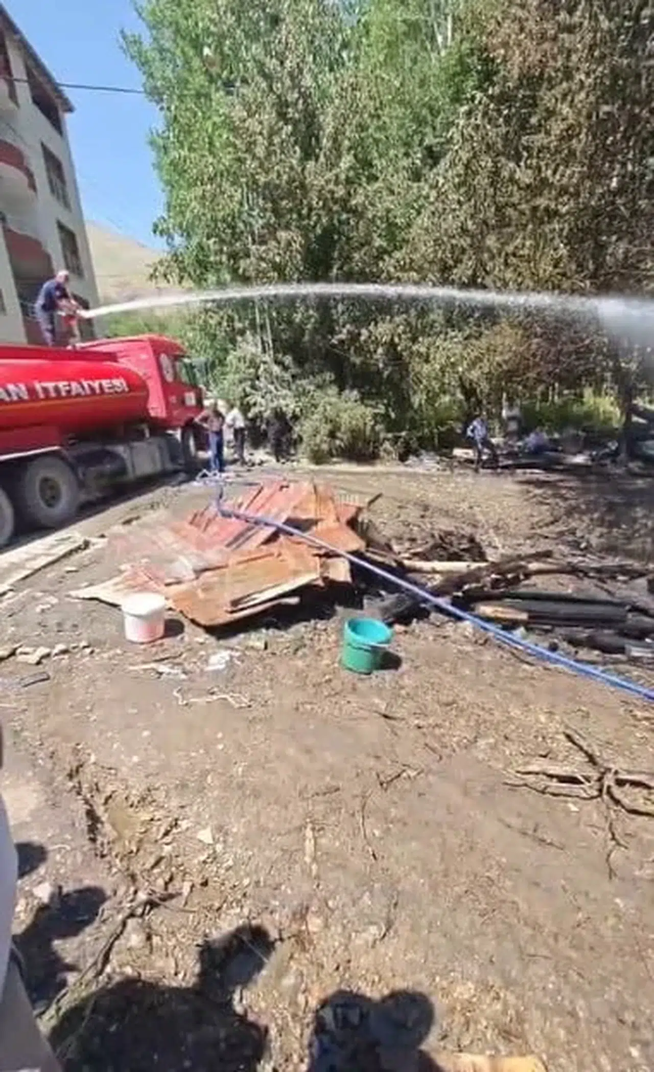 Bitlis'te kereste atölyesindeki yangın köyü etkiledi