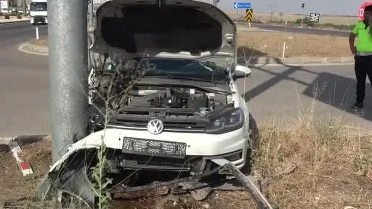 Kilis'te kontrolden çıkan otomobil yön tabelasına çarptı: 2 kişi yaralandı