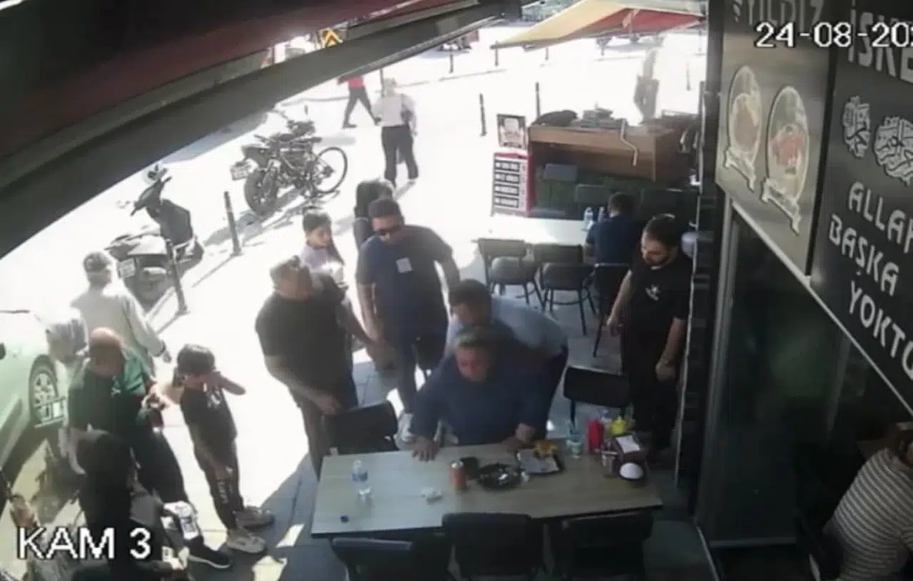 Heimlich manevrası ile kadının hayatını kurtaran polisten anlamlı sözler