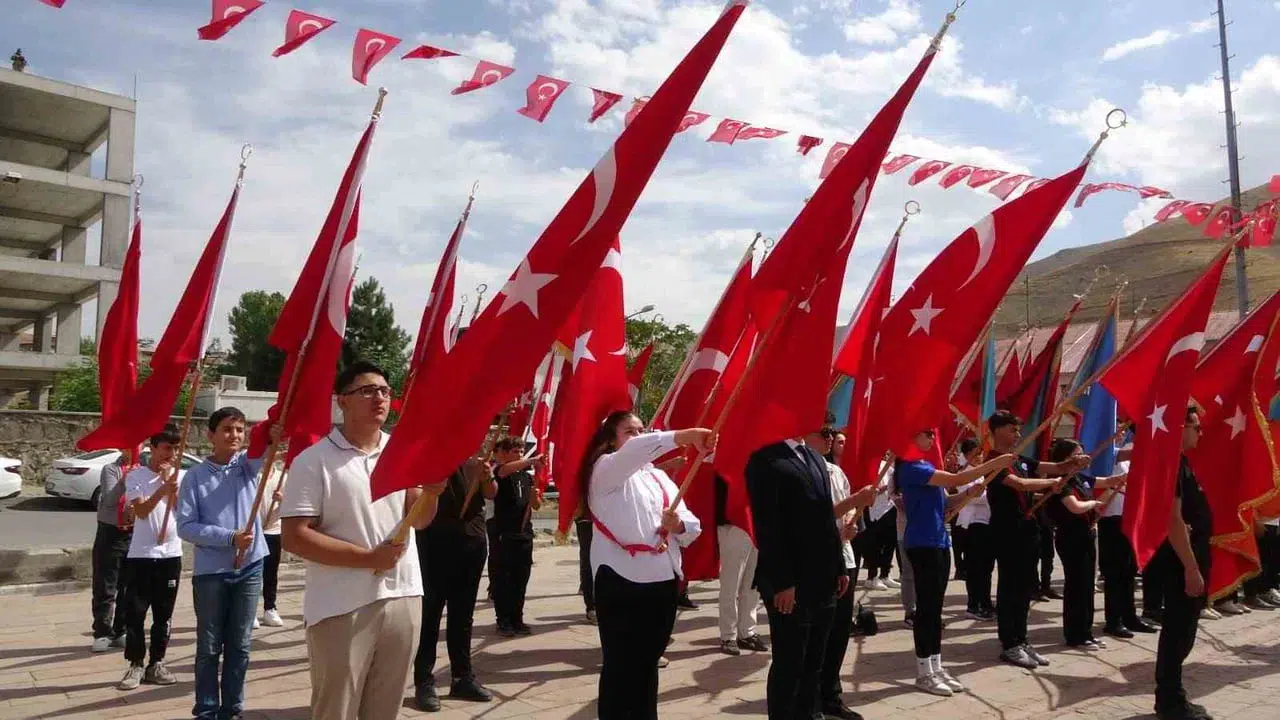 Bitlis'te zafer bayramı coşkuyla kutlandı