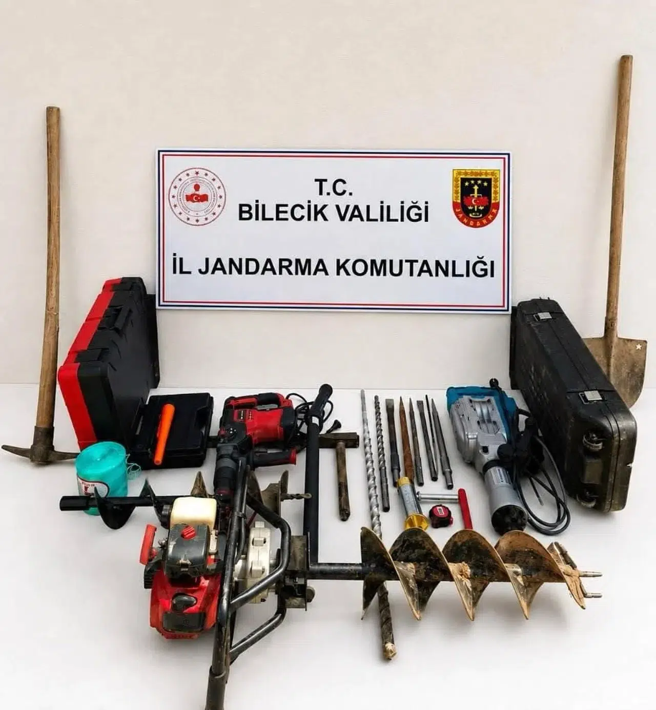 Define arayışı sırasında yakalanan darphane emeklisi ve arkadaşları polisten kaçamadı