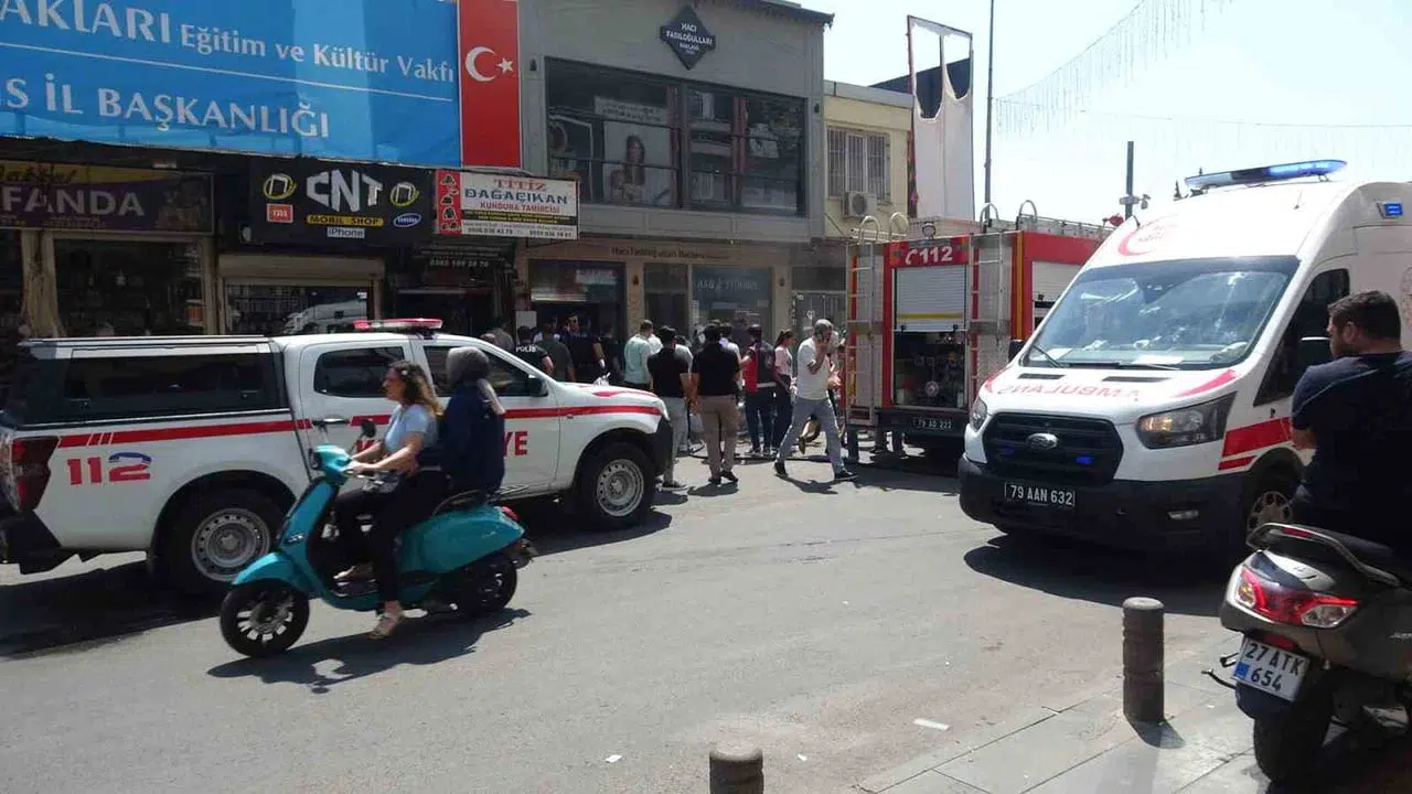 Kilis'te tatlıcı dükkanında çıkan yangın paniğe yol açtı