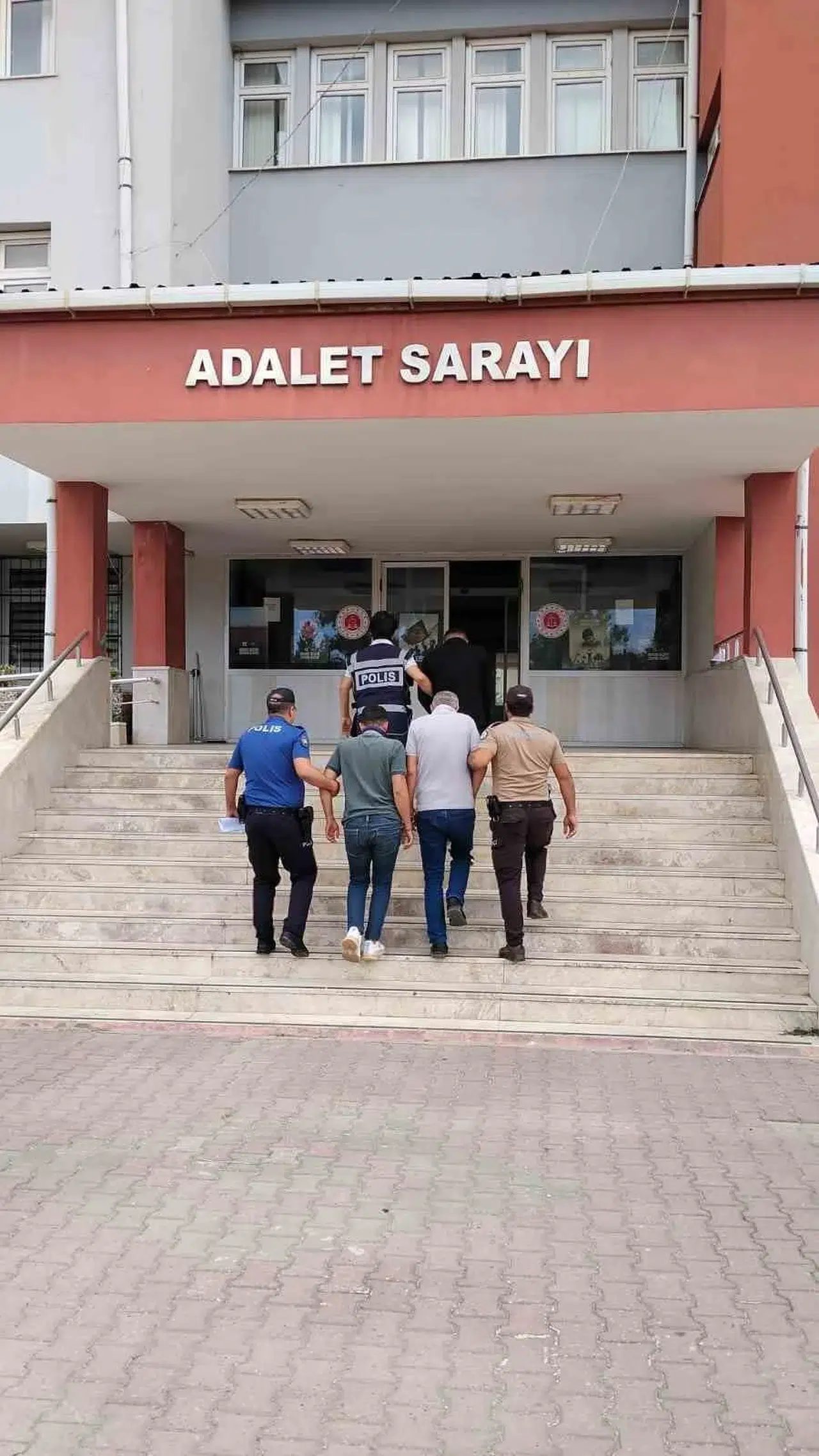 İmamoğlu'nda polisten uyuşturucu operasyonu: 1 kişi tutuklandı