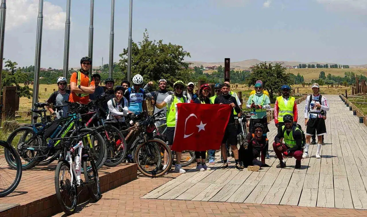 Bitlis'te bisiklet tutkunları 90 kilometre pedal çevirerek tarihi mirasları keşfetti