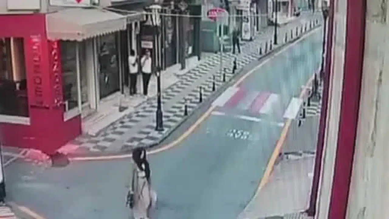 Polisten kaçan motosiklet sürücüsü vali yardımcısına çarptı